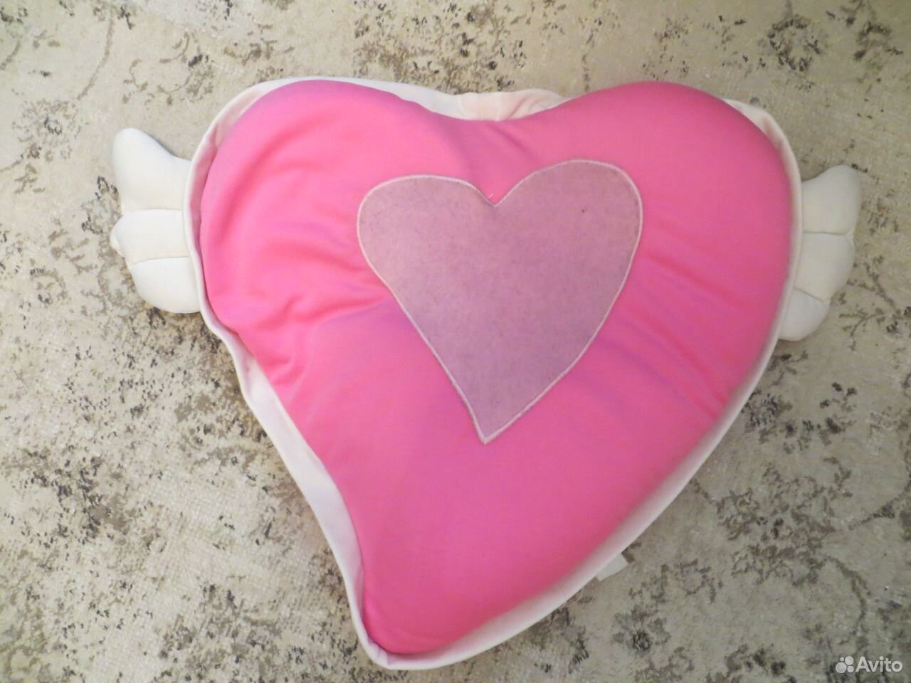 Подушка сердце розового цвета. Сердечком подушка в детскую кроватку. Подушка послеоперационная на сердце. Радужные сердечки подушки. На кровати одна подушка сердце
