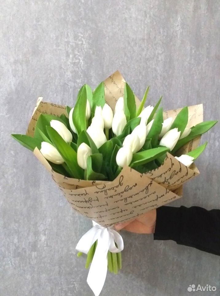 21 белый тюльпан с доставкой за час + 2 подарка купить на Зозу.ру - фотография № 1