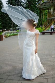 Кружевное свадебное платье кремового цвета