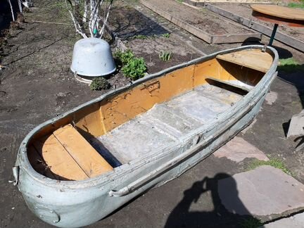 Лодка пластиковая с деревянным дном