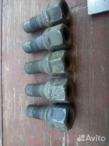 Болт колеса