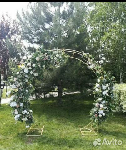 Свадебная арка и позолоченные тумбы