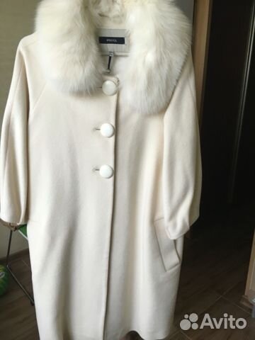 Пальто белое. Воротник натуральный Пальто белое. Воротник натуральный