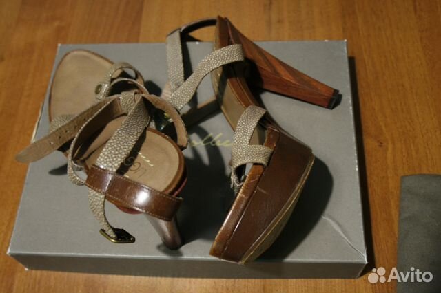 Босоножки на деревянном каблуке UGG Collection Босоножки на деревянном каблуке UGG Collection