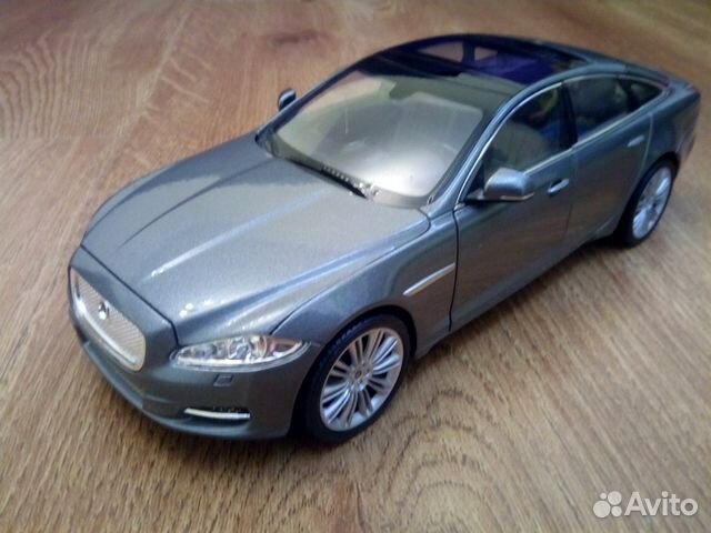 Модель Jaguar XJ 2010 (1/24)