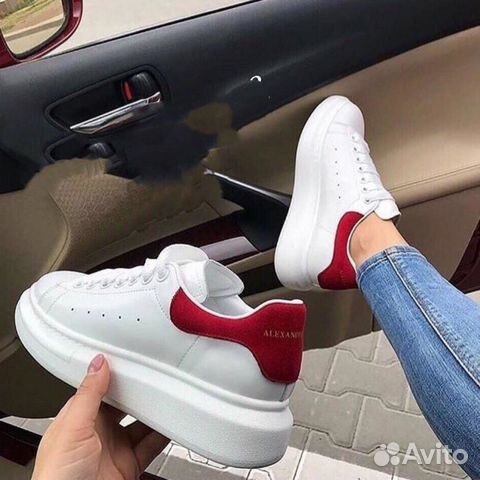 Женские кроссовки Alexander McQueen с красной пятк
