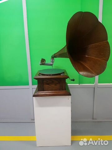 Граммофон с деревянной трубой, США