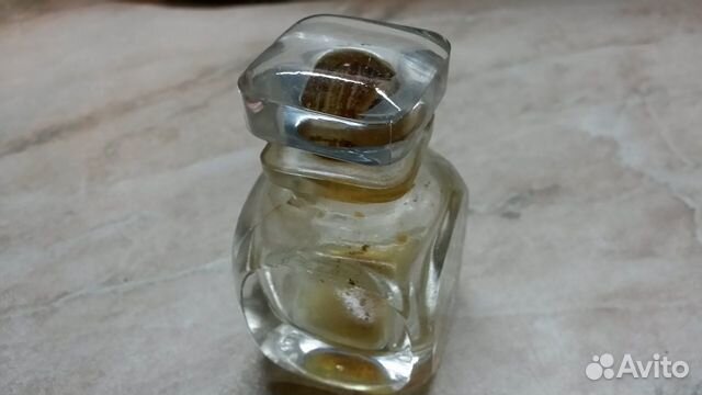 Флакон с притертой крышкой с остатками духов Флакон с притертой крышкой с остатками духов