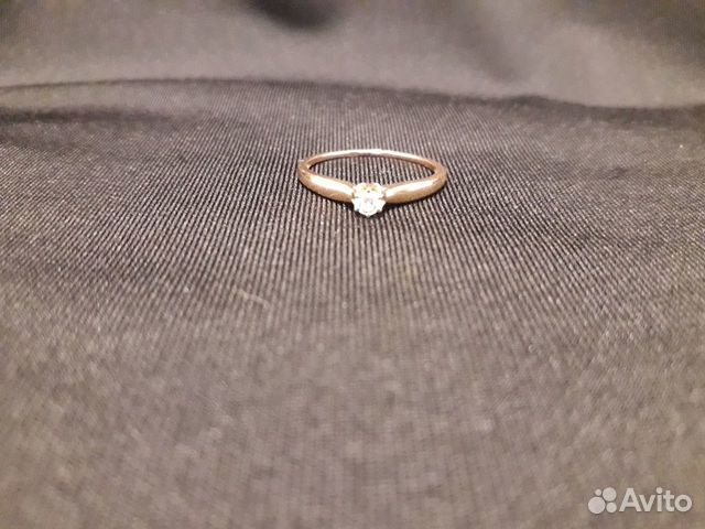 Золотое кольцо с бриллиантом