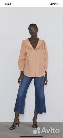 Блуза с воротником и воланами