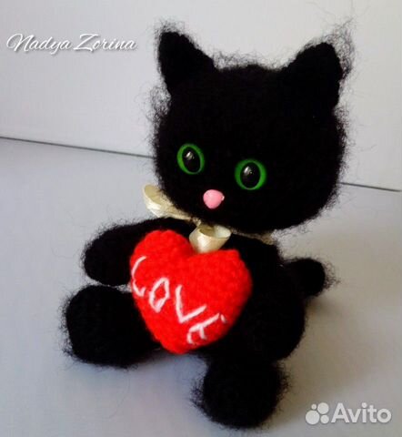 Вязаный котенок с сердечком Love Вязаный котенок с сердечком Love