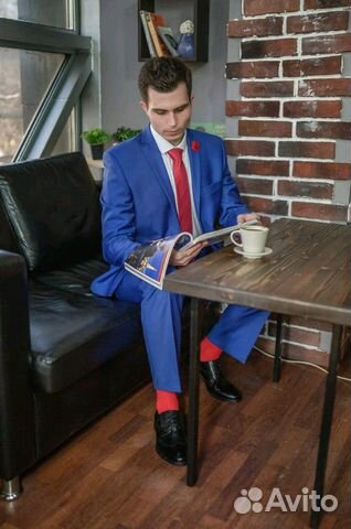 Приталенный синий костюм