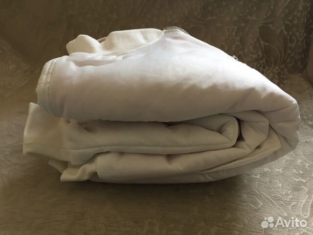 Белый эксклюзивный бомбер