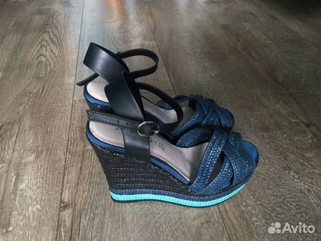 Летние босоножки на танкетке Aldo