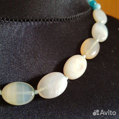 Бусы из агата серого цвета