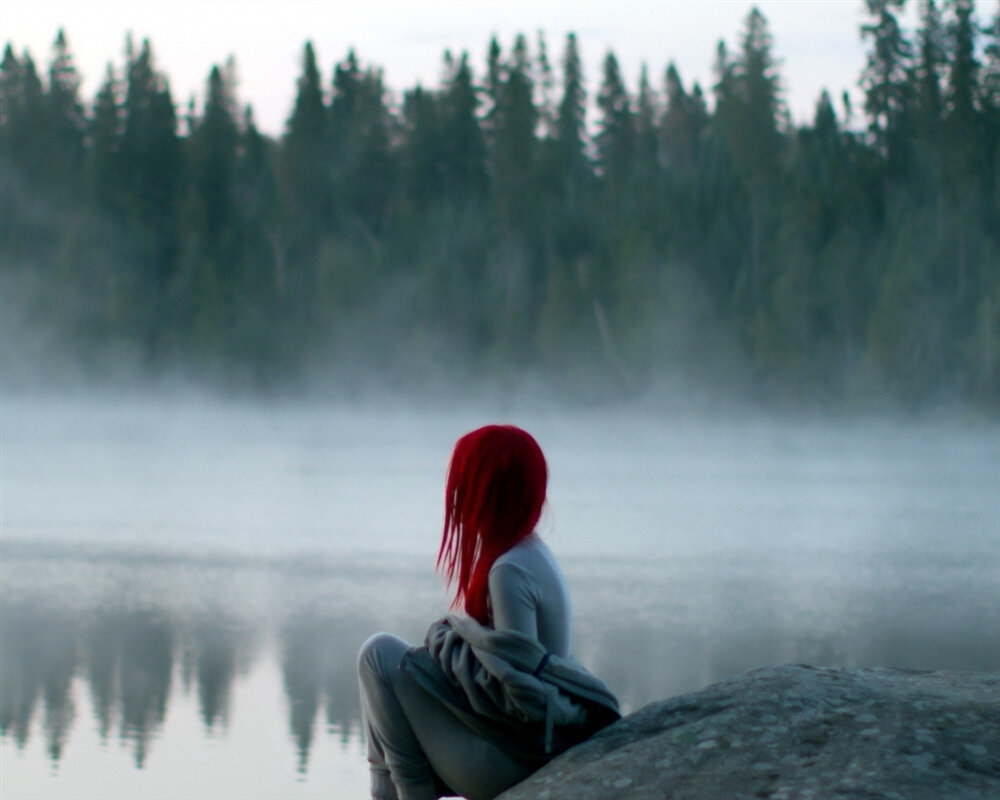 Рыжая девушка на обрыве. Девушка в тумане. Рыжее одиночество. Одинокая девушка в тумане. Рыжую на озеро краткое содержание