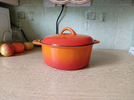 Кастрюля чугунная эмалированная