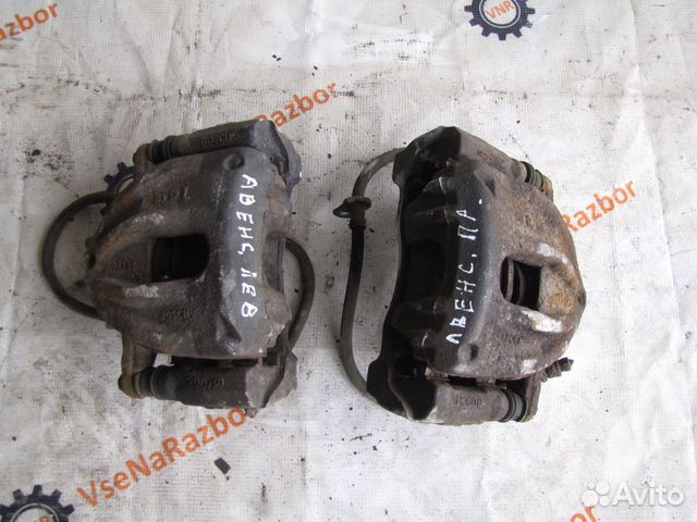 Суппорт передний левый Toyota Avensis 2