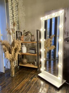 Гримерное зеркало с лампочками