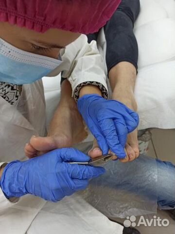 Педикюр с покрытием лаком