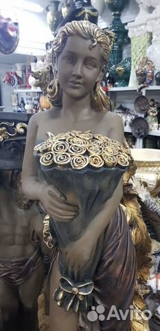 Статуя девушка с букетом