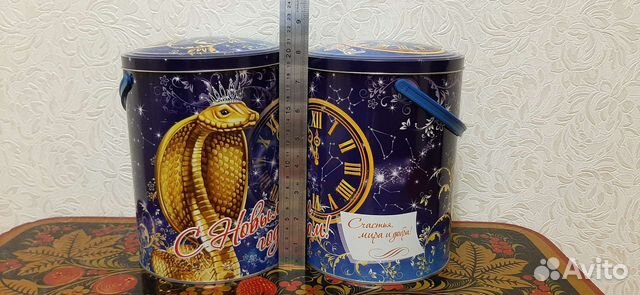 Металлическая банка для новогоднего подарка