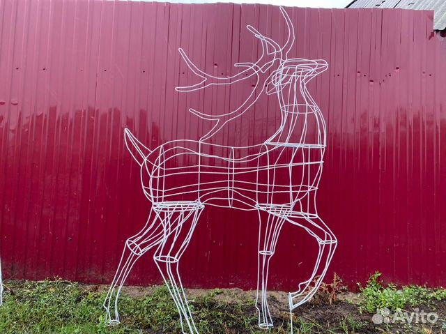 Олень гордый из проволоки