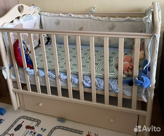 Детская кроватка с универсальным маятником