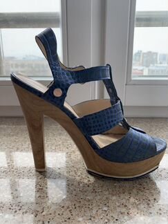 Босоножки Guess