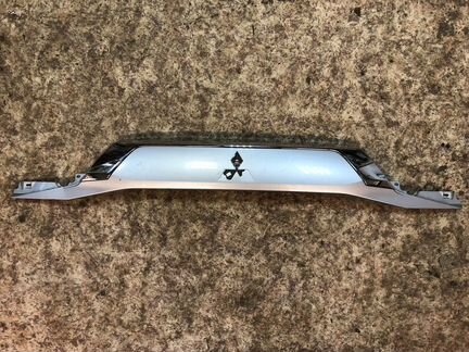 Mitsubishi Outlander молдинг крышки багажника