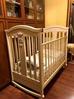 Детская кроватка и комод с пеленальным столиком