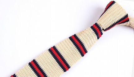 Белый вязаный галстук в сине-красную полоску