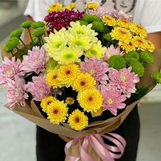 Букет цветов и кукла
