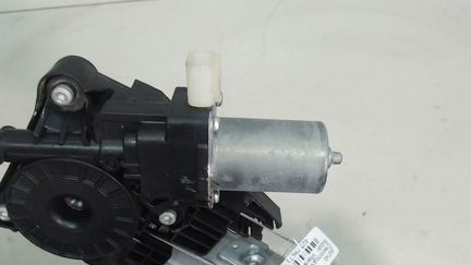 Стеклоподъемник электрический левый передний Suzuk