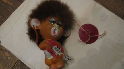 Львенок- музыкант на присоске, сувенирная игрушка