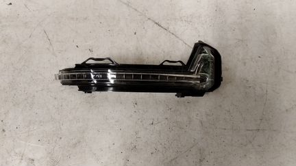 Указатель поворота в зеркале правый VW Tiguan 2