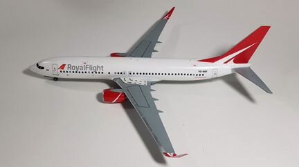 Модель самолета Boeing 737-800 1/144