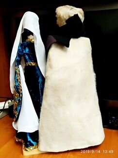 Композиция кукол в национальной одежде