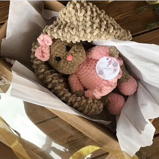 Вязаный плюшевый заяц