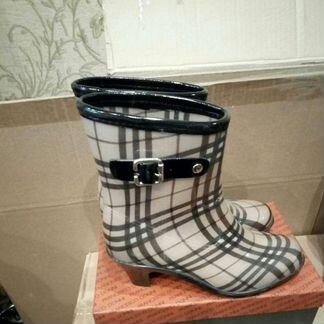 Стильные резиновые сапоги