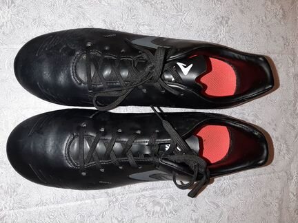 Кроссовки футбольные 40 р