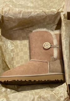 Ugg модель button mini ii sand