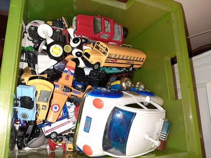 Ящик с железными машинками