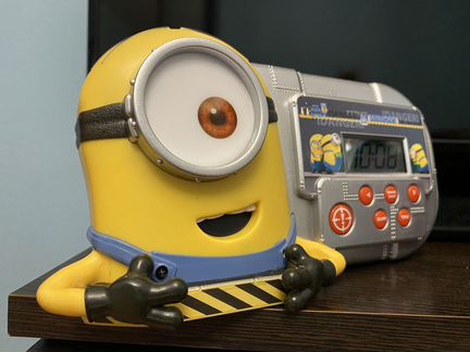 Часы настольные Миньоны и Холодное сердце