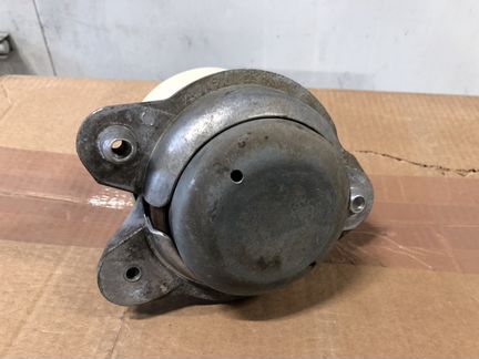 Опора двигателя передняя правая Maybach X222