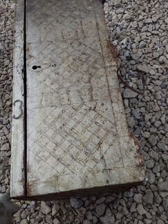 Древний сундук обитый жестью