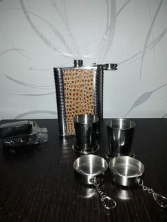 Фляжка со складными стаканчиками