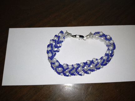 Браслет из бисера и бусин