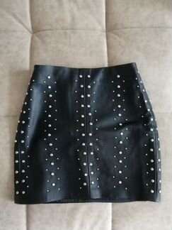 Юбка мини под кожу с заклепками Bershka