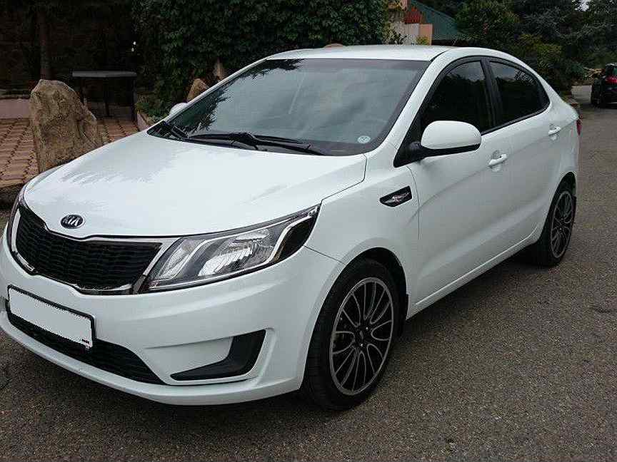 Белая Kia Rio 2013 диски